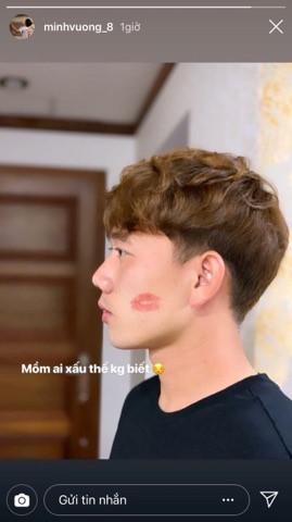 Cầu thủ Minh Vương bất ngờ khoe dấu son môi ngọt ngào trên má-1