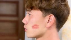 Cầu thủ Minh Vương bất ngờ khoe dấu son môi ngọt ngào trên má
