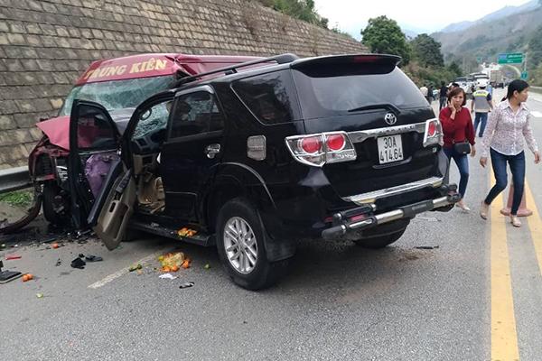 2 ô tô tông nhau trên cao tốc Nội Bài - Lào Cai, 9 người đi cấp cứu-1