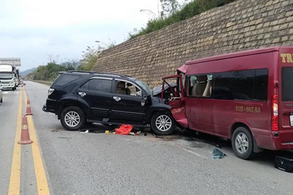 2 ô tô tông nhau trên cao tốc Nội Bài - Lào Cai, 9 người đi cấp cứu-2