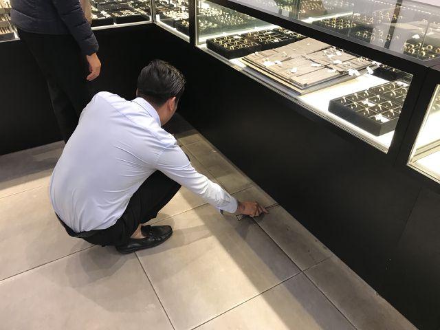 Vừa mua vàng đã rơi mất, vị khách đen đủi huy động cả cửa hàng đi tìm-3