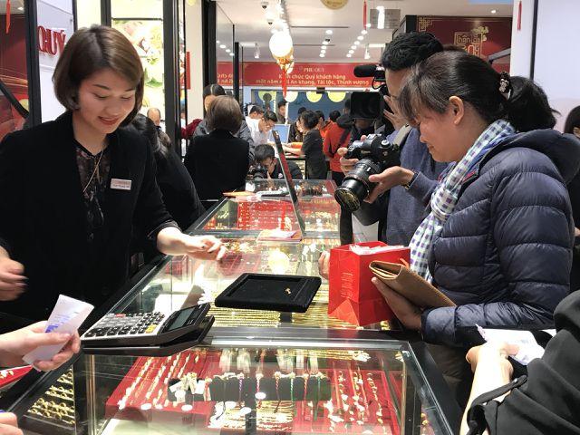 Vừa mua vàng đã rơi mất, vị khách đen đủi huy động cả cửa hàng đi tìm-5