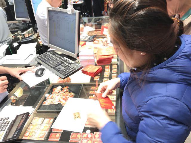 Vừa mua vàng đã rơi mất, vị khách đen đủi huy động cả cửa hàng đi tìm-6