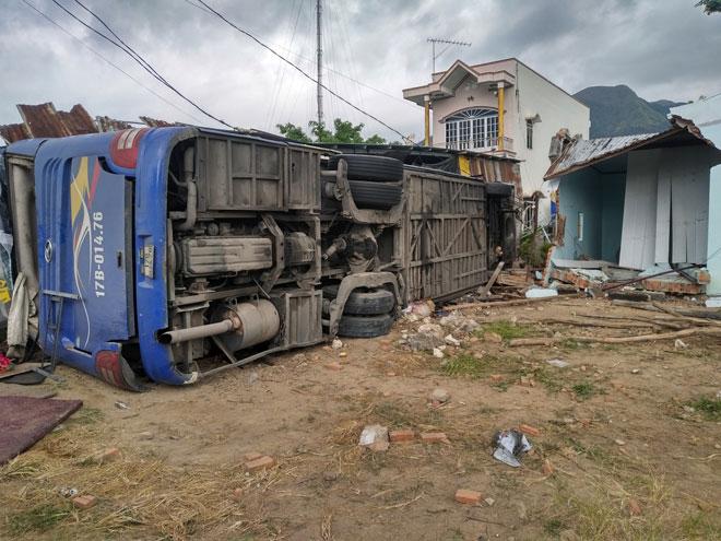 Ô tô khách gây tai nạn kinh hoàng ở Nha Trang, 35 người nhập viện cấp cứu-1