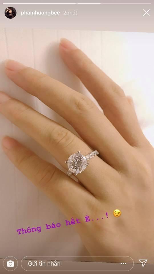 Khoe nhẫn kim cương trên ngón áp út, Hoa hậu Phạm Hương bất ngờ công khai đã đính hôn-1