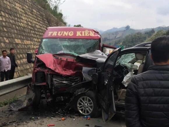 Ô tô đâm liên hoàn ở Ngã Tư Sở, 3 người bị thương-9