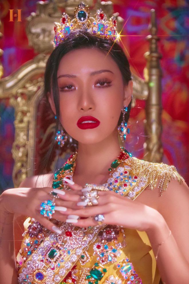 Hwasa (MAMAMOO) vừa mới tung ảnh poster, fan Việt lại thi nhau kêu giống Phi Thanh Vân đến lạ-2