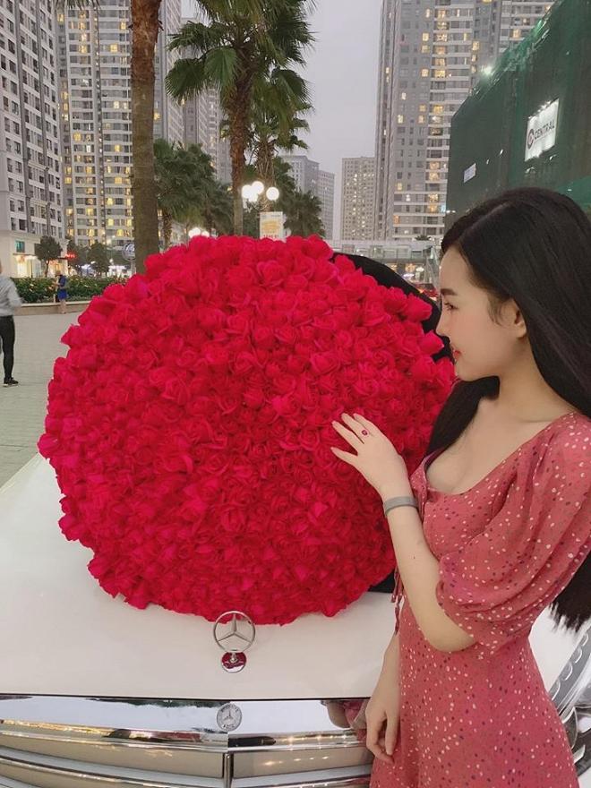 Đã tìm ra cô gái số hưởng trong clip tặng quà dịp Valentine: Ngoại hình giống thế này bảo sao bị nhầm là Lê Âu Ngân Anh-1