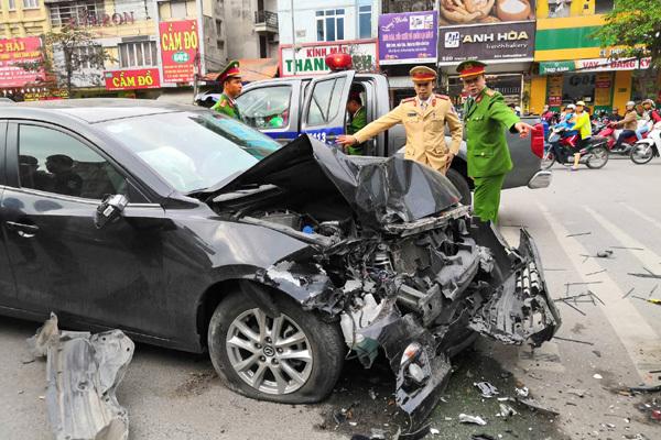 Ô tô đâm liên hoàn ở Ngã Tư Sở, 3 người bị thương-2