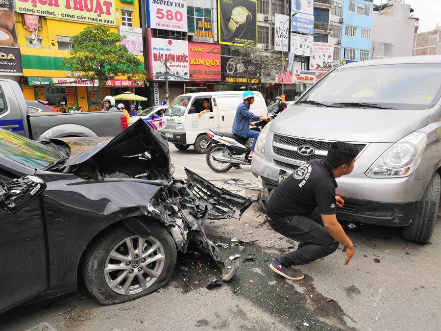 Ô tô đâm liên hoàn ở Ngã Tư Sở, 3 người bị thương-5