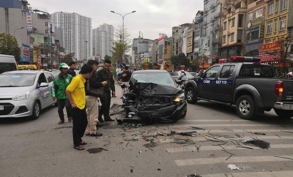 Ô tô đâm liên hoàn ở Ngã Tư Sở, 3 người bị thương-6