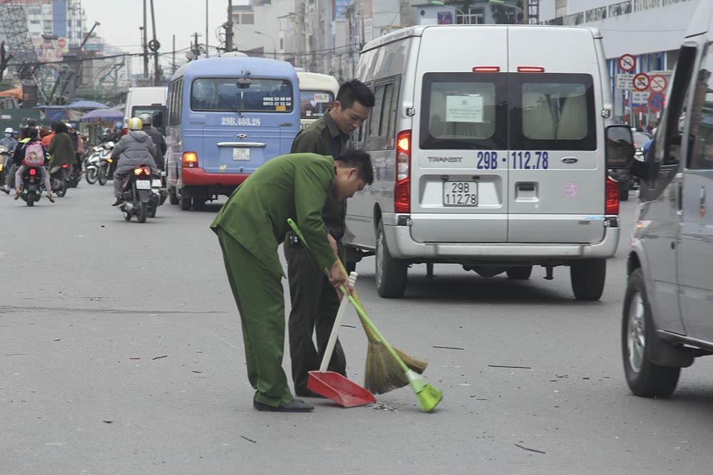 Ô tô đâm liên hoàn ở Ngã Tư Sở, 3 người bị thương-7