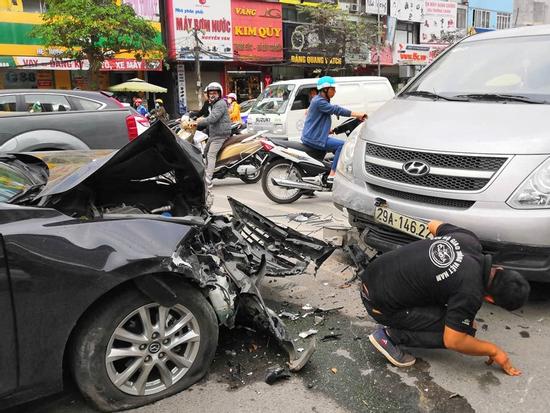 Ô tô đâm liên hoàn ở Ngã Tư Sở, 3 người bị thương
