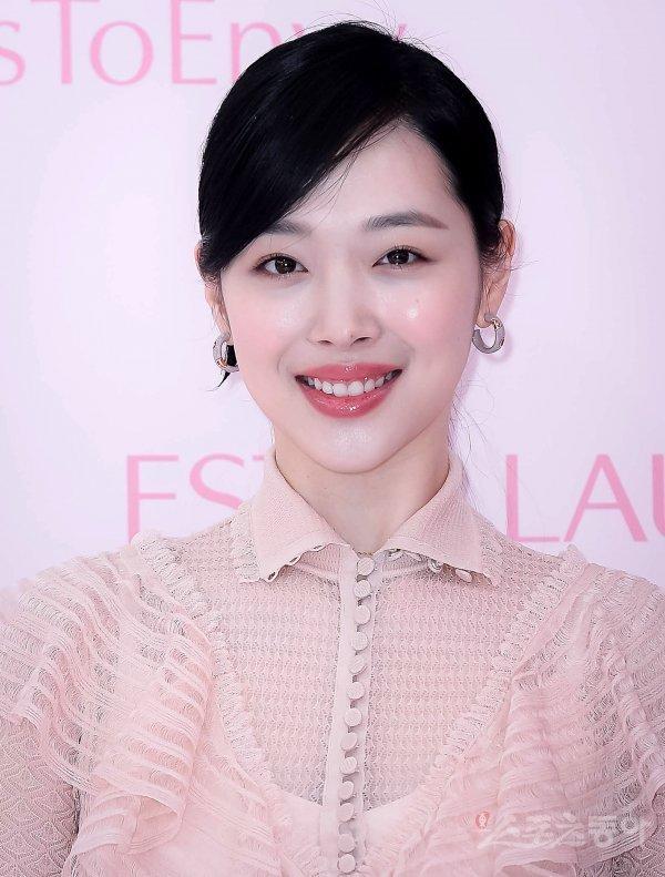 Công chúa thị phi Sulli vô tư thả rông vòng 1 trên sóng livestream-6