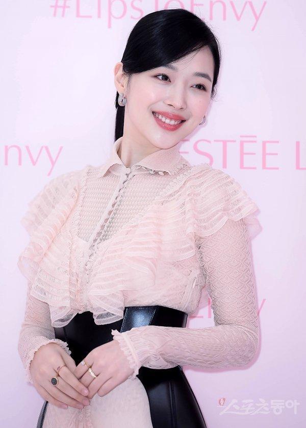 Sulli xinh đẹp và thanh lịch ngút ngàn trong trang phục trị giá gần 10.000 USD-7