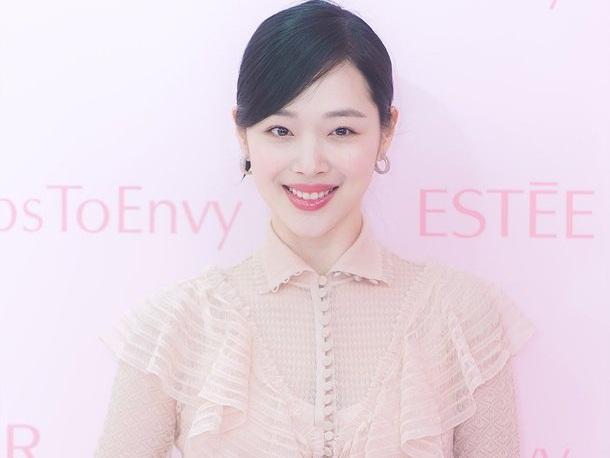 Công chúa thị phi Sulli vô tư thả rông vòng 1 trên sóng livestream-7