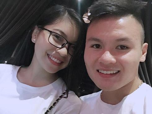 Bạn gái Duy Mạnh lại khiến dân tình lác mắt khi khoe khéo combo quà khủng người yêu tặng vào ngày Valentine-2