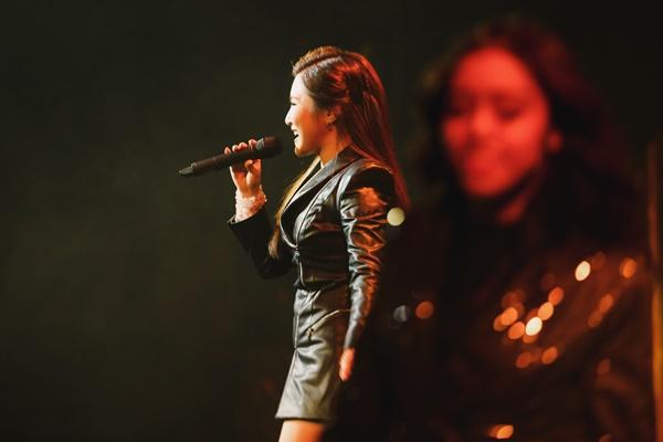 Hát với học trò mà Hương Tràm e ấp chẳng khác gì cặp tình nhân đang yêu-1