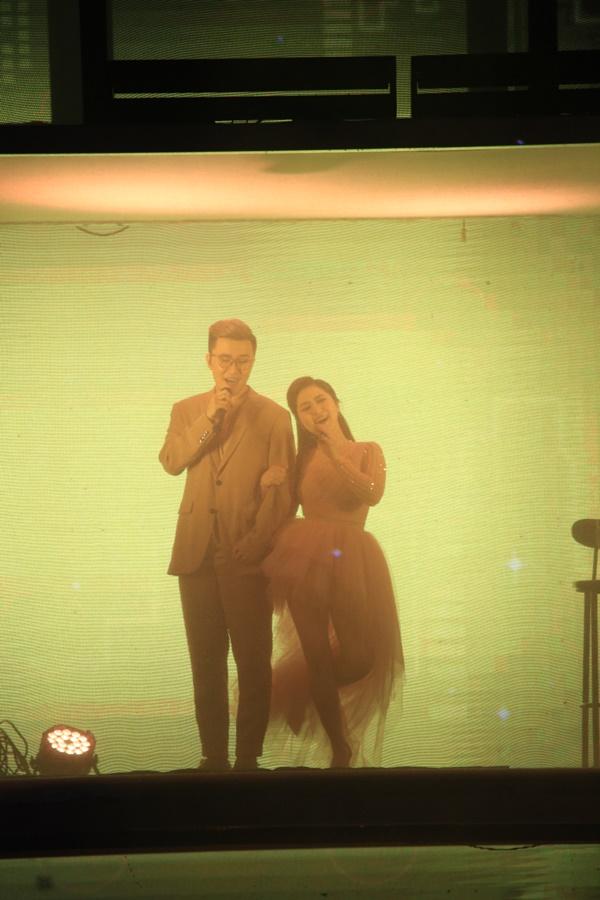 Hát với học trò mà Hương Tràm e ấp chẳng khác gì cặp tình nhân đang yêu-2