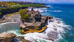 Đền thiêng trên đảo đá giữa biển ở thiên đường du lịch Bali