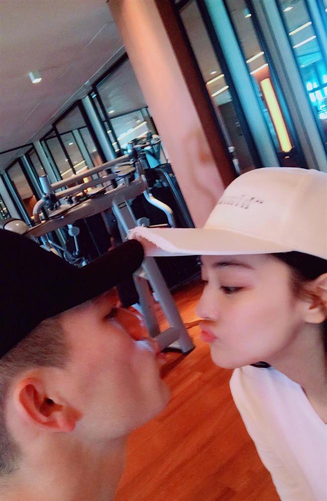 Valentine của sao Hoa ngữ: Ai cũng hạnh phúc bên người yêu, chỉ riêng Trương Bá Chi lại khác biệt-12