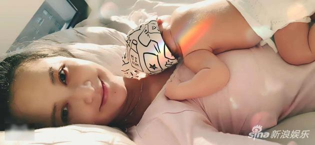 Valentine của sao Hoa ngữ: Ai cũng hạnh phúc bên người yêu, chỉ riêng Trương Bá Chi lại khác biệt-14