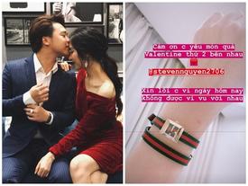 Công khai clip tỏ tình, Hòa Minzy không quên khoe khéo quà Valentine 'khủng' trị giá gần 20 triệu đồng Công khai clip tỏ tình, Hòa Minzy không quên khoe khéo quà Valentine 'khủng' trị giá gần 20 triệu đồng