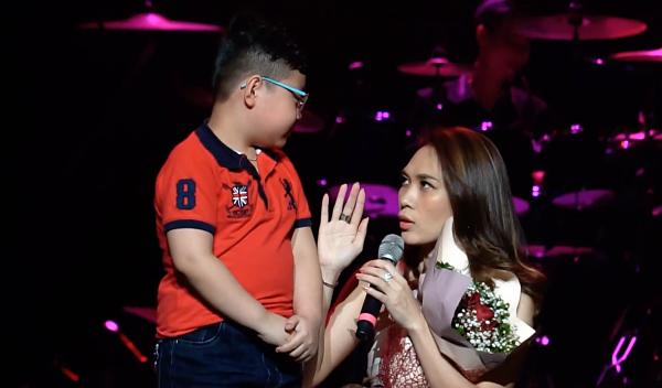 Clip: Mỹ Tâm quỳ gối nhận phạt với fan nhí vì không thể giữ bí mật chuyện tình bọ xít-2