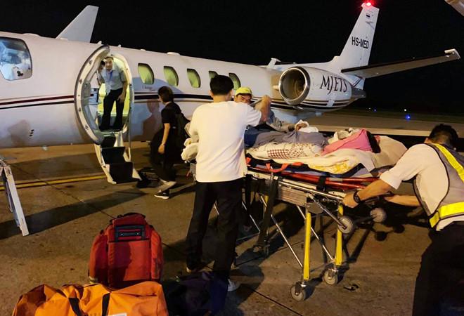Điều chuyên cơ đưa cặp đôi bị tạt axit qua Thái Lan điều trị-1