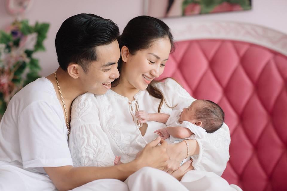 Mới ngày nào sinh non 2,2kg mà giờ đây con gái Khánh Thi lớn phổng phao, xinh xắn không ngờ-2