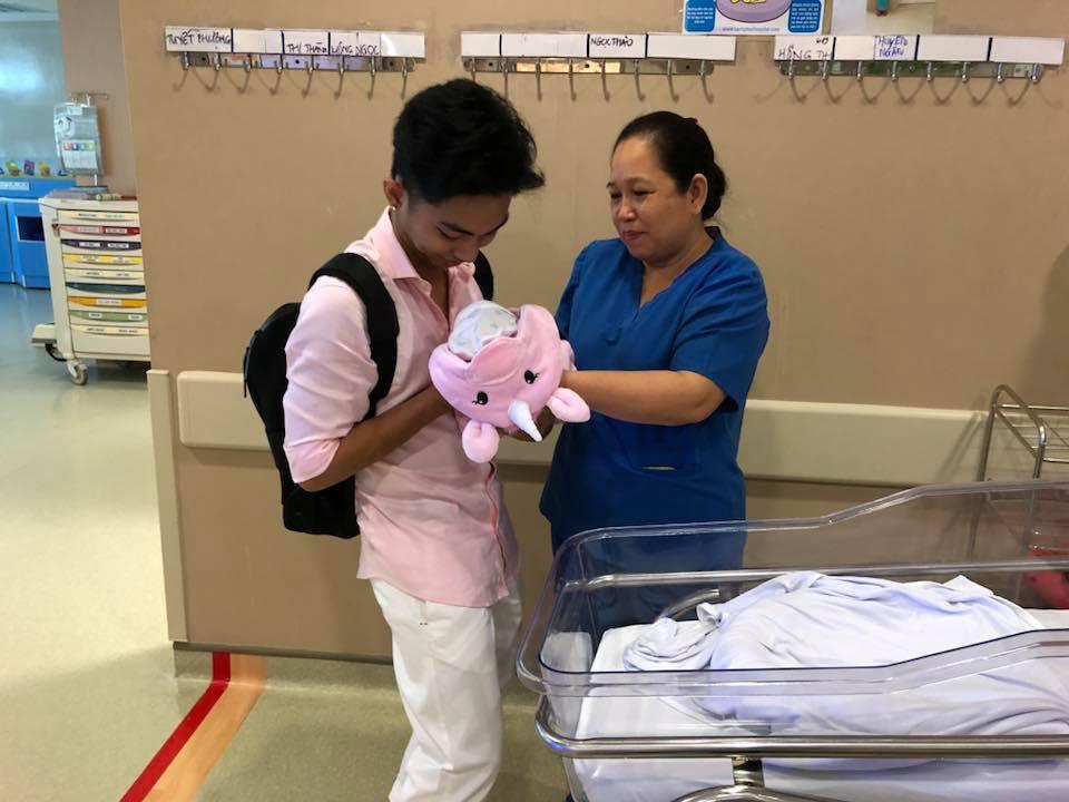 Mới ngày nào sinh non 2,2kg mà giờ đây con gái Khánh Thi lớn phổng phao, xinh xắn không ngờ-1