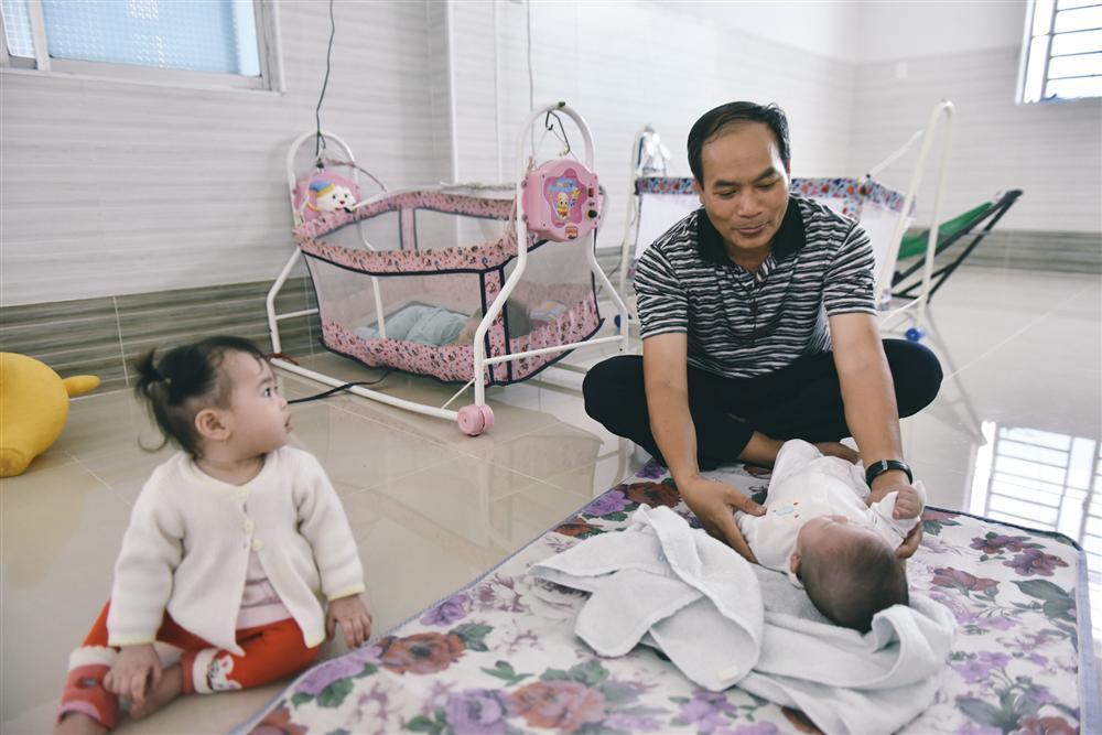 Người cha của những đứa trẻ chưa từng cất tiếng khóc chào đời-24