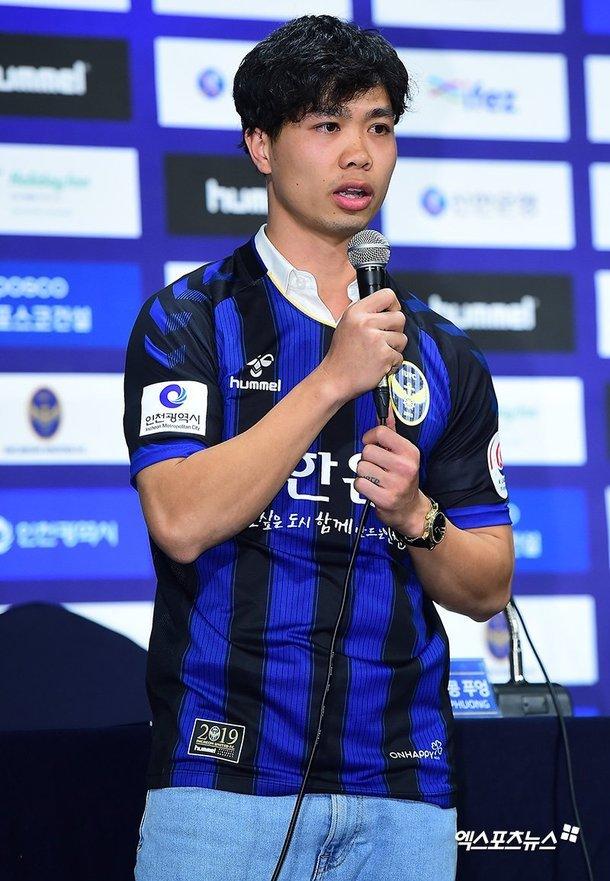 Công Phượng tràn ngập hình ảnh sáng rực trên báo Hàn-3