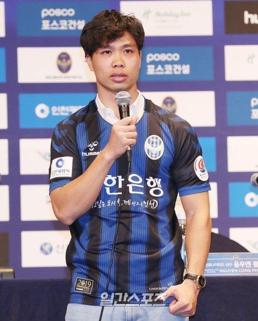 Công Phượng tràn ngập hình ảnh sáng rực trên báo Hàn-4