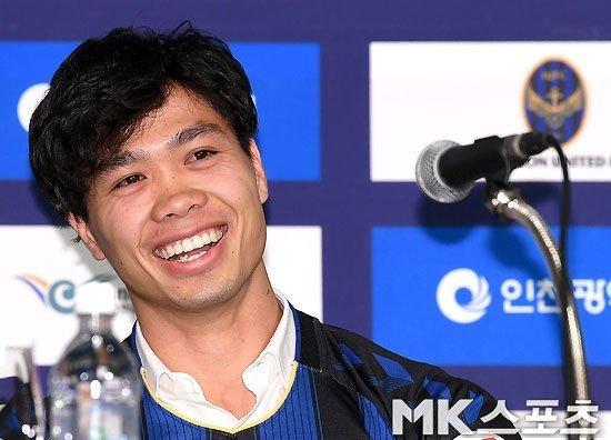 Công Phượng tràn ngập hình ảnh sáng rực trên báo Hàn-9