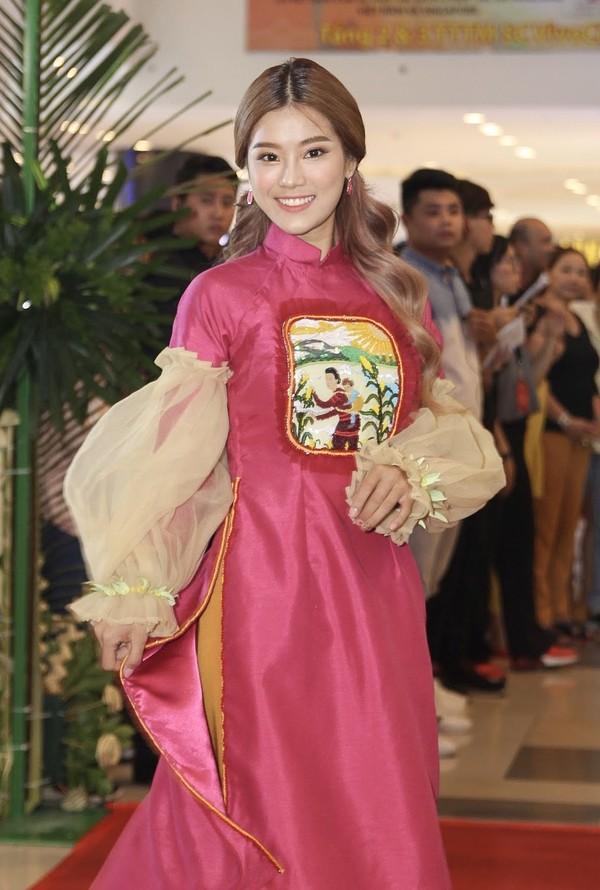 SAO MẶC XẤU: Diện đầm peplum che vòng 2, Á hậu Thanh Tú bị chê già như mợ - Cardi B tự dìm bằng bộ cánh không thể thảm họa hơn-4