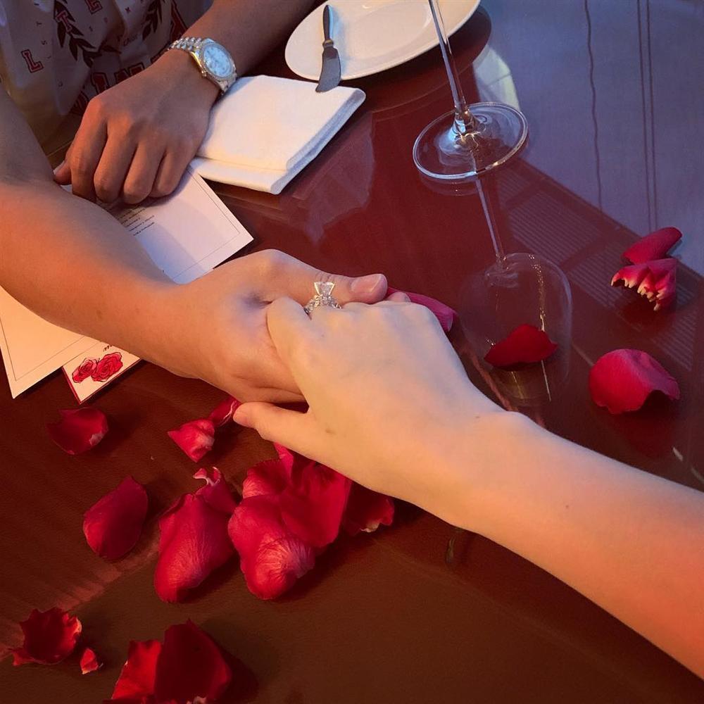 Mỹ nhân Việt đón Valentine: Ai cũng được tặng quà khủng, riêng Nhã Phương phải đi đòi quà-6