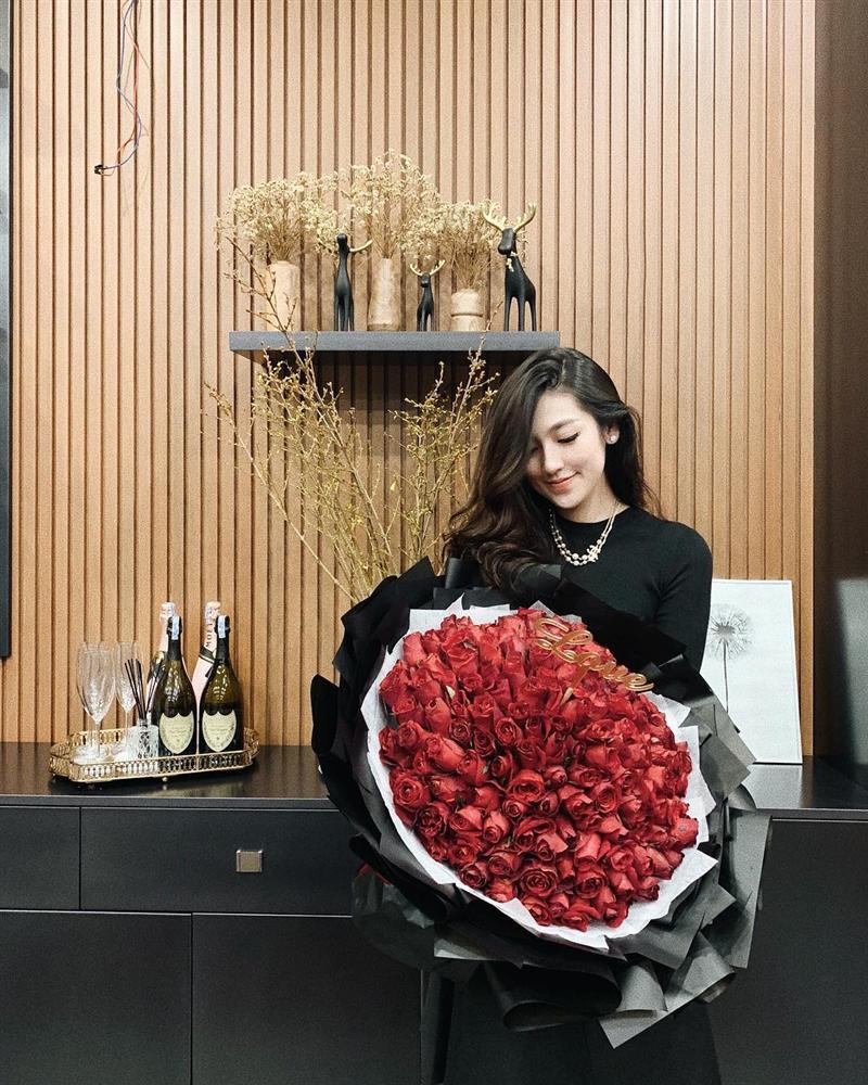 Mỹ nhân Việt đón Valentine: Ai cũng được tặng quà khủng, riêng Nhã Phương phải đi đòi quà-13