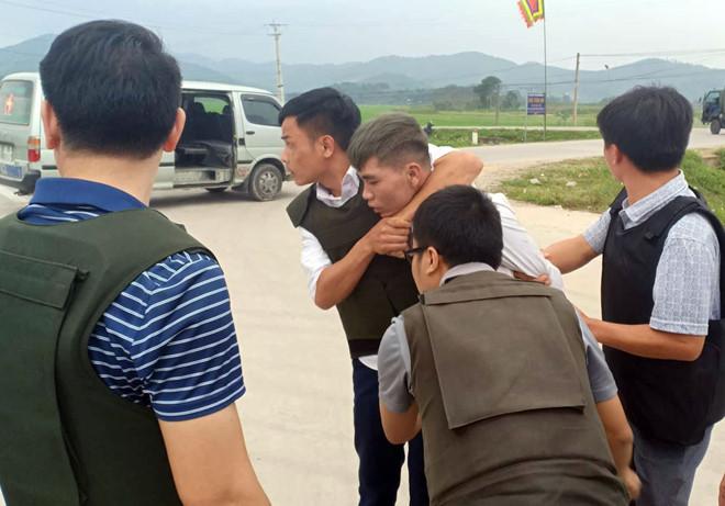 Cả trăm cảnh sát vây nhóm nghi buôn ma túy, ôm súng cố thủ trong ôtô-2