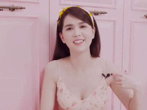 Đây là bí kíp giúp Ngọc Trinh giữ vững danh xưng 'nữ hoàng nội y' dù tăng cân vù vù sau Tết Đây là bí kíp giúp Ngọc Trinh giữ vững danh xưng 'nữ hoàng nội y' dù tăng cân vù vù sau Tết