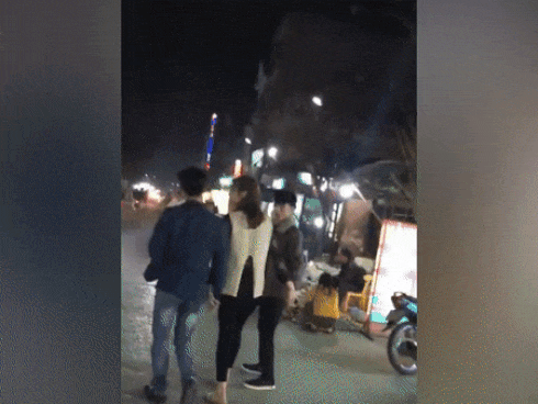 Clip khó hiểu nhất Valentine 2019: Cô gái công khai nắm tay liền lúc hai chàng trai đi chơi