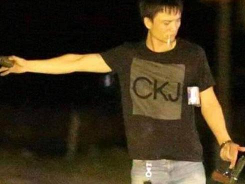 Vụ buôn ma túy ôm súng cố thủ trên xe: Nghi phạm trốn trên núi ra đầu thú-1