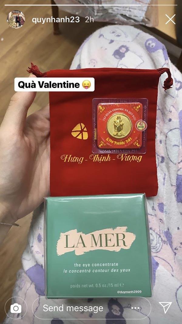 Bạn gái Duy Mạnh lại khiến dân tình lác mắt khi khoe khéo combo quà khủng người yêu tặng vào ngày Valentine-1