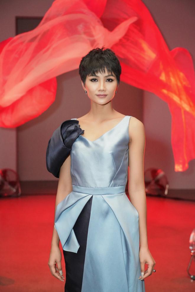 Phong độ thời trang giảm sút của HHen Niê tại New York-2