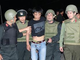 5h nghẹt thở vây ráp kẻ buôn ma túy ôm súng cố thủ 5h nghẹt thở vây ráp kẻ buôn ma túy ôm súng cố thủ