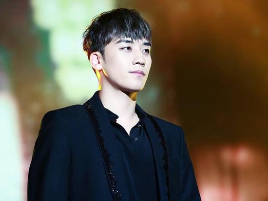 Quán bar của Seungri đóng cửa sau vụ hành hung khách hàng