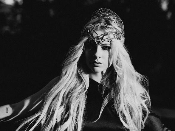 Bạn trai kém 3 tuổi cầu hôn Avril Lavigne bằng nhẫn khủng-7