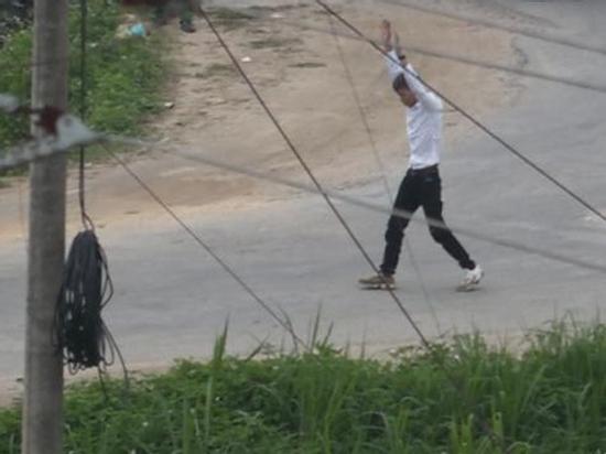 Nghi phạm thứ 4 vụ ôm súng cố thủ trong xe đã ra đầu thú