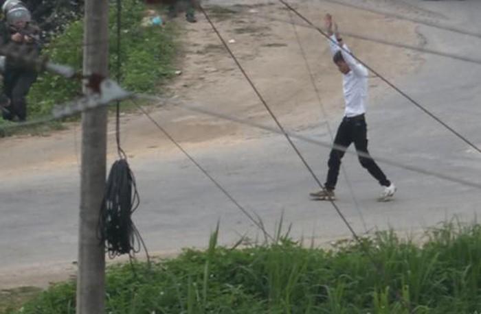 Nghi phạm thứ 4 vụ ôm súng cố thủ trong xe đã ra đầu thú-1