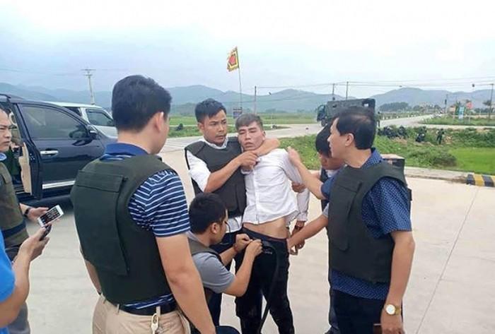 Nghi phạm thứ 4 vụ ôm súng cố thủ trong xe đã ra đầu thú-3